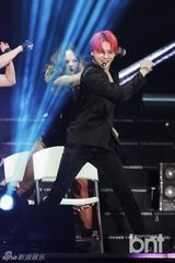 组图：JYJ举行新专发布会 露胸肌秀性感