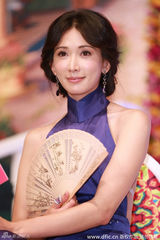 组图：林志玲紫色长裙现身 露美背秀妩媚身姿