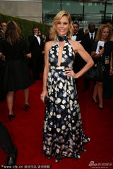 组图：《摩登家庭》女星朱丽-鲍温花裙美艳