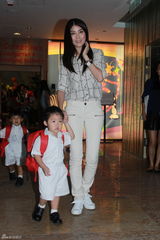 组图：陈慧琳接儿子放学 小龙包嘟小嘴激萌