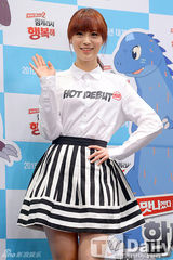 组图：KARA许英智献声动漫 白衬衫显可爱