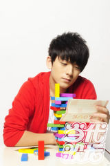 组图：陈翔为杂志拍写真 变粉嫩萌男乖巧可爱