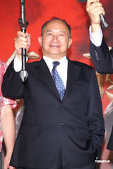 组图：大S缺席《剑雨》宣传 家中绿豆练活埋