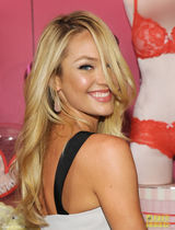 组图：坎蒂丝性感推销内衣丰臀蛮腰诱人