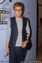 组图：胡歌黄发亮相陈龙婚礼 与嘉宾合影表情逗趣