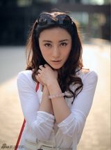 组图：周庭伊受邀赴英拍宣传片 白衣红包显潇洒