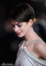 组图：安妮-海瑟薇大露背亮相首映 阿曼达性感秀乳沟