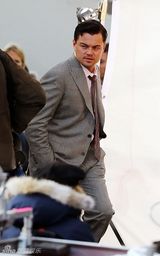 组图：莱昂纳多《华尔街之狼》片场吻66岁女星