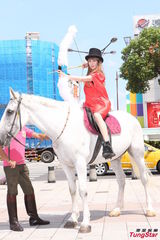 组图：王诗安骑马险走光 拉弓狠劲十足