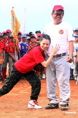 组图：徐若瑄为妈妈当开球大使 只谈棒球避谈男友