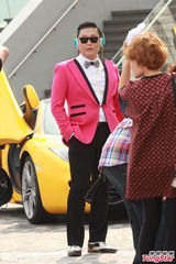 组图：Psy乘私人飞机访港 八位数接演耳机广告