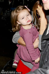 组图：辣妹手捂女儿小脸防被拍 小七嘟嘴抗议