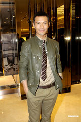 高清组图：黄晓明出席品牌活动 为妈妈选购包包