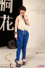 组图：阿娇亮相专辑发布会 与胡彦斌甜蜜对唱