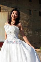 幻灯：何雯娜洁白婚纱写真曝光 露肩装清纯可爱