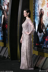 组图：邦女郎伊娃裸色长裙古典 赴首映变表情帝