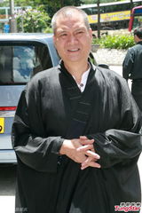 组图：老牌港星苏杏璇出殡 儿子捧遗像