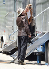 组图：约翰尼德普探班未婚妻当众激吻