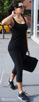 组图：金-卡戴珊穿性感蕾丝裙 与粉丝亲密合影