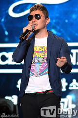 组图：SISTAR热裤劲舞 助阵慈善音乐会