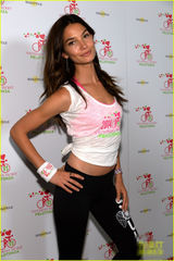 组图：维密超模变身健美宝贝 贴身装显玲珑身材