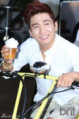 组图：笑星刘世允出席活动 变身一日店长