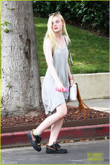 组图：艾丽-范宁休闲连身裙现身显青春时尚