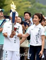 组图：韩星李诗英孝琳为亚运会传递火炬