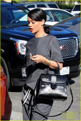 组图：蕾哈娜穿潮服出门 红唇白皮鞋中性魅力足