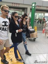 组图：张柏芝抵京粉丝热情 潮装搭马尾清纯靓丽