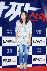 独家：崔丹尼尔宣传新片戴眼镜似哈利波特