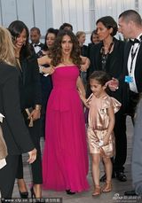 组图：《预言者》首映 索尔达娜与老公激吻