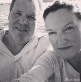 组图：米兰达一家享受秋色 小弗林调皮可爱