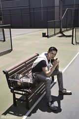 组图：鲍春来登时尚杂志 运动风格简约大气