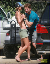 组图：“300勇士”与辣妹咬唇激吻贴身抚臀