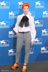 组图：威尼斯评委齐亮相 陈冲美艳搭蒂姆-罗斯