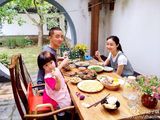 组图：赵子琪晒全家福 路金波抱爱女喂食温馨