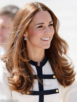 组图：凯特王妃参观破译局 高挑身材显皇室气质