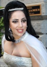 组图：Gaga穿婚纱浓妆亮相 胸部澎湃再发福