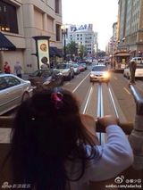 组图：蔡少芬带娃出游 两女穿粉衣扎小辫可爱