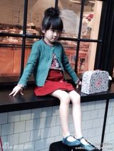 组图：贝儿梳丸子头变小清新 网友赞大长腿美女