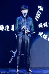 组图：李宇春成都站见面会 “功夫熊猫”来砸场