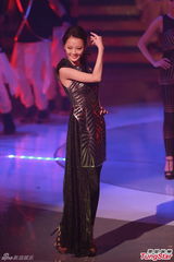 组图：港姐佳丽变身黑裙女战士 秀修长美腿