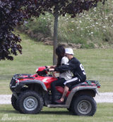 组图：贾斯汀-比伯/赛琳娜-戈麦斯复合狂秀恩爱 搂腰摸臀又熊抱