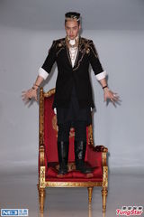 组图：潘玮柏身披5000万珠宝 为新专辑拍宣传照