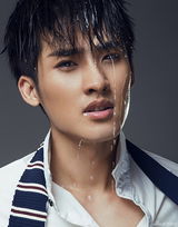 组图：张赫全新写真曝光 衬衫短裤不改型男本色