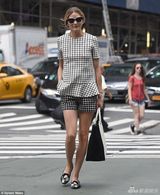 组图：纽约名媛奥利维亚潮装出街胸前激凸