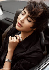 组图：张歆艺超跑上拍写真 欧美范极致魅惑