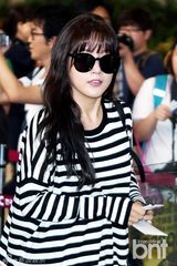 组图：T-ara机场齐亮相 墨镜热裤超时尚