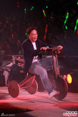 组图：郭伟亮音乐会大咖多 陈奕迅骑车登场搞怪